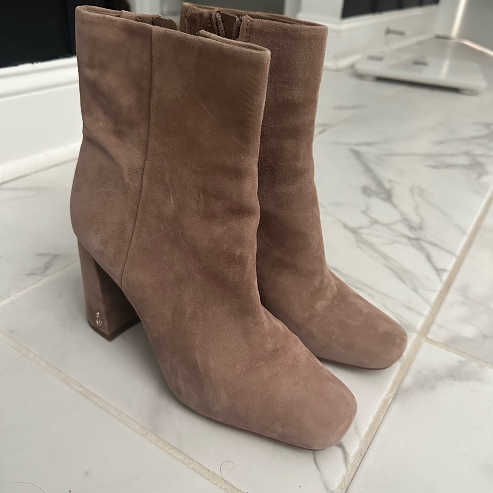 Elegant Tan Suede Ankle Boots